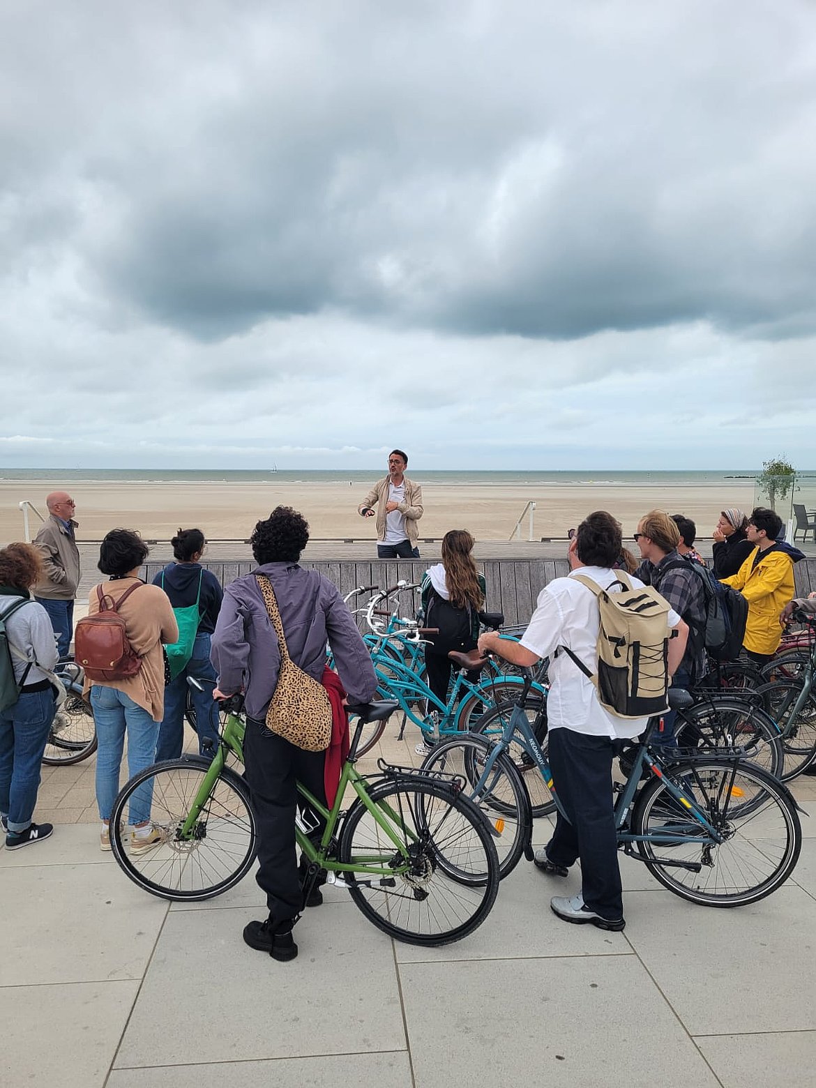 Photo de la cohorte du Master WOCC pendant la visite à vélo à Dunkerque