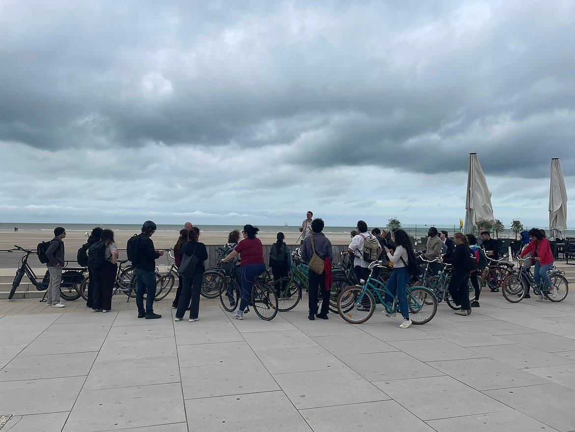 Photo de la cohorte du Master WOCC pendant la visite à vélo à Dunkerque