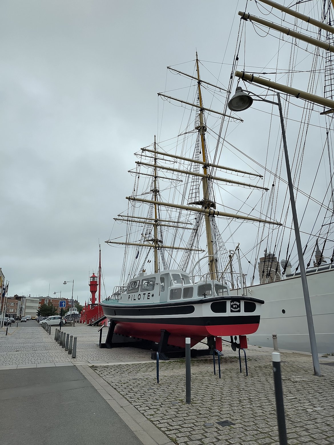 Photo d'un bâteau à voile au port de Dunkerque 