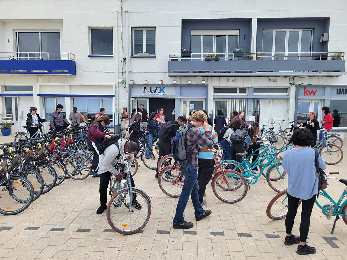 Photo de la cohorte du Master WOCC pendant la visite à vélo à Dunkerque